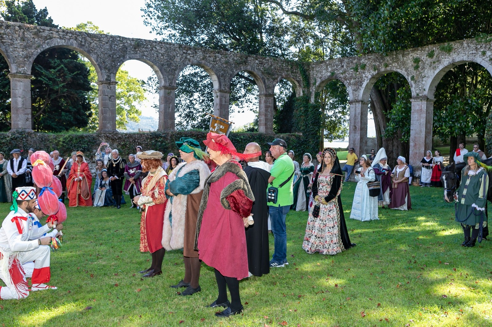 Un danzante de La Revilla se arrodilla ante Carlos V y su comitiva