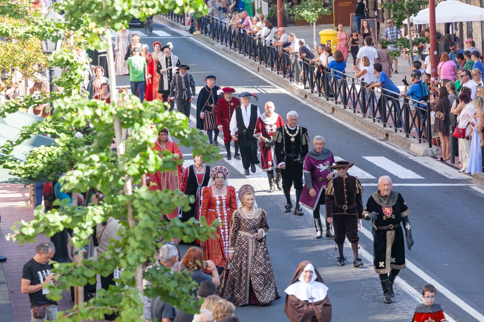 La comitiva que acompañó a Carlos V por una de las avenidas de san Vicente