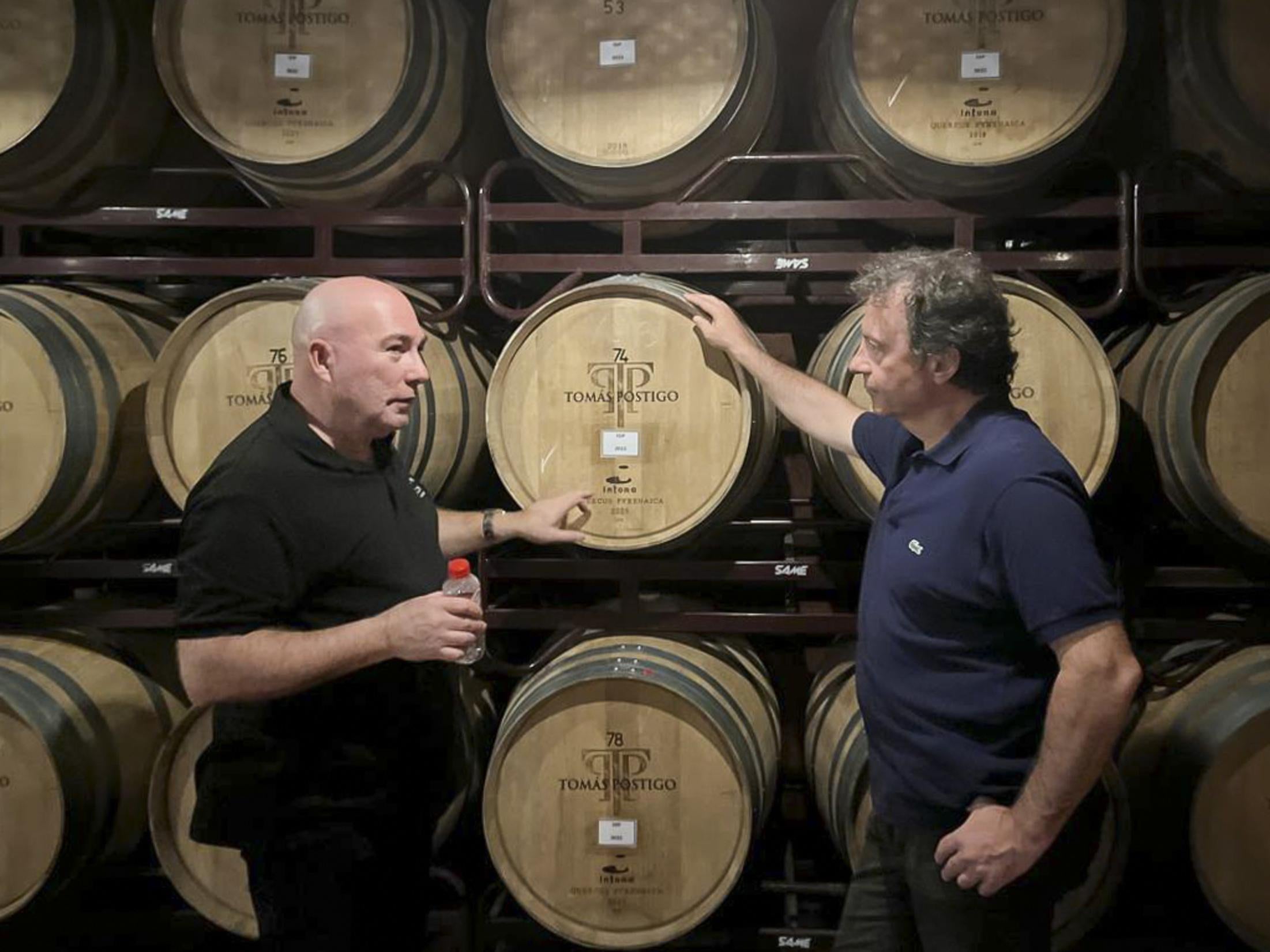 Palencia con Javier Uribe, uno de los responsables de la bodega Picos de Cabariezo.