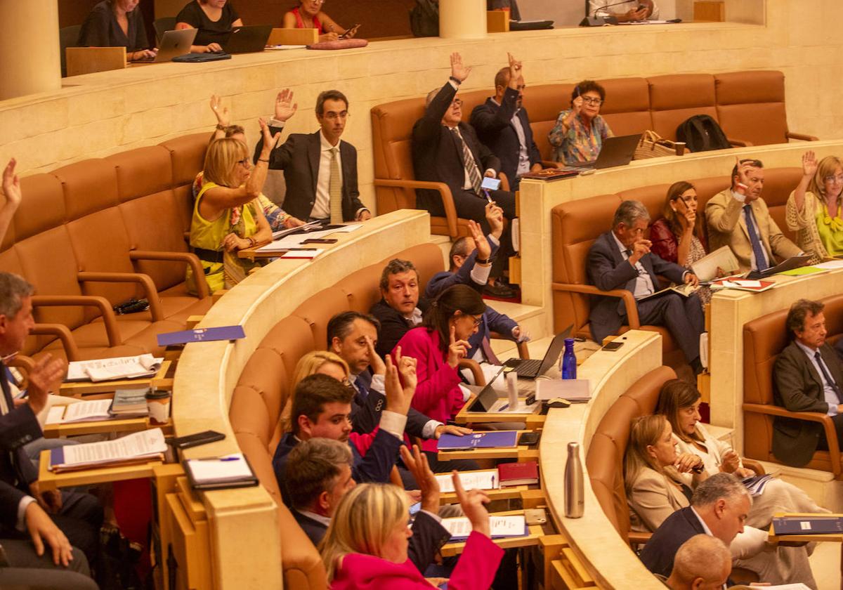 Los diputados, durante una votación este lunes, en el Parlamento cántabro.