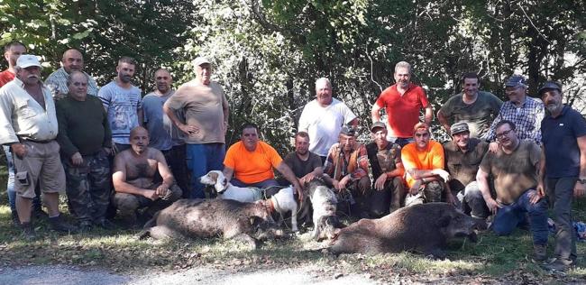 Integrantes de la cuadrilla que dirige Manuel Udías, con los dos buenos jabalíes que abatieron el pasado sábado en el monte de Cieza Norte, en la comarca del Besaya.