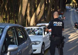Un policía local de Piélagos prestando servicio en los accesos a las playas de Valdearenas y Canallave, en Liencres.