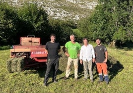 El consejero en su visita a Tresviso junto a Ruiz, Clemente, y el ganadero Pedro José Campo.