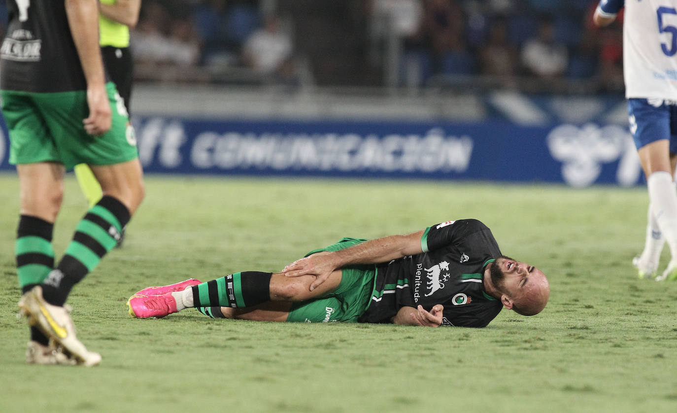 Ekain se duele en el suelo tras recibir un golpe en la pierna. 