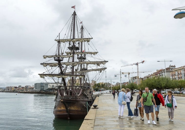 El galeón Andalucía en el muelle de Calderón, en Santander.