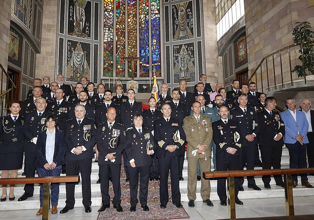 Agentes e integrantes del cuerpo de Policía Nacional, en la iglesa de San José Obrero.