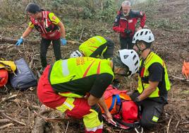 Los bomberos, técnicos y sanitarios atienden al herido.