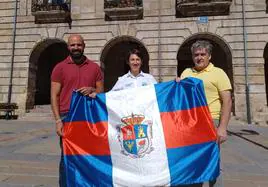 El alcalde de Reinosa, José Luis López Vielba (derecha), y el concejal de Deportes, Daniel Santos (izquierda) han entregado este martes una bandera de Reinosa a Sonia Saiz.