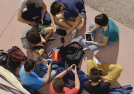 Un grupo de alumnos comparten el tiempo de descanso entre móviles y tablets.