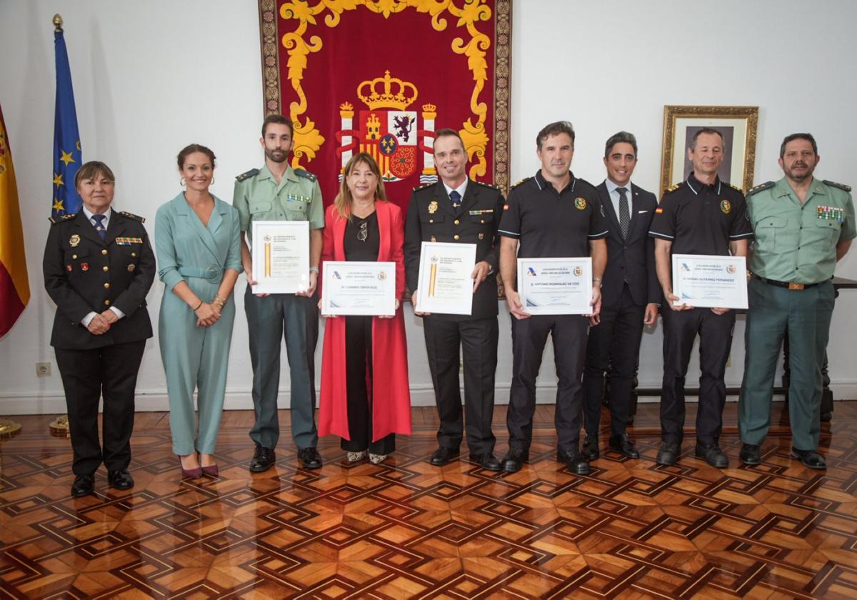 De izquierda a derecha, Carmen Martínez, Ainoa Quiñones, Alfonso Serrano, Carmen Terán, Fernando Tapia, Sergio Gutiérrez, Miguel Cárcaba, Antonio Rodríguez de Cos y Antonio Orantos.