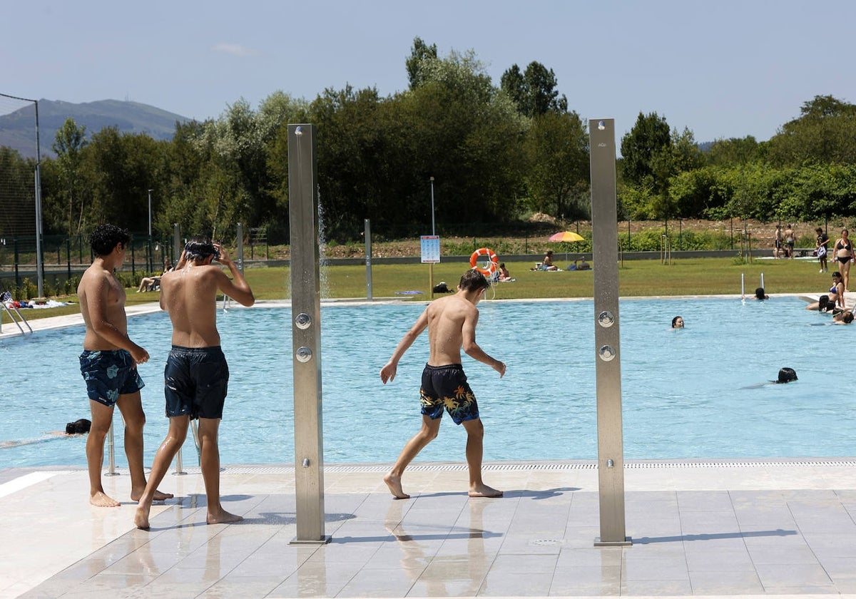 Bañistas disfrutan de la nueva piscina pública, este verano, en Tanos (Torrelavega).