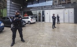 Agentes de Policía, ante la sede de Obras Públicas el 22 de febrero de este año, día en el que se realizó el registro de la consejería.