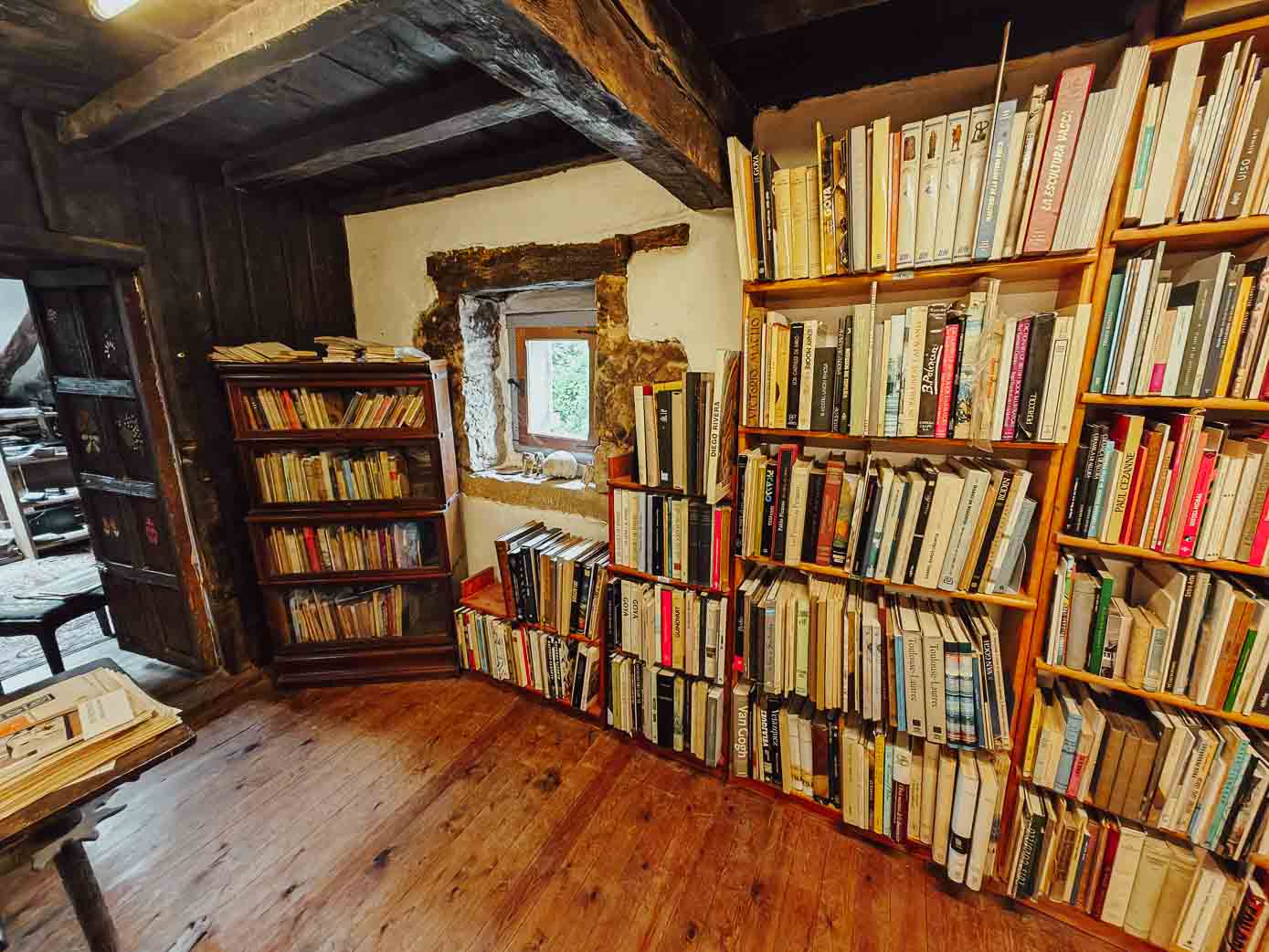 La madera es el elemento común en esta librería de libro viejo, utilizada en suelos, vigas del techo y estanterías.