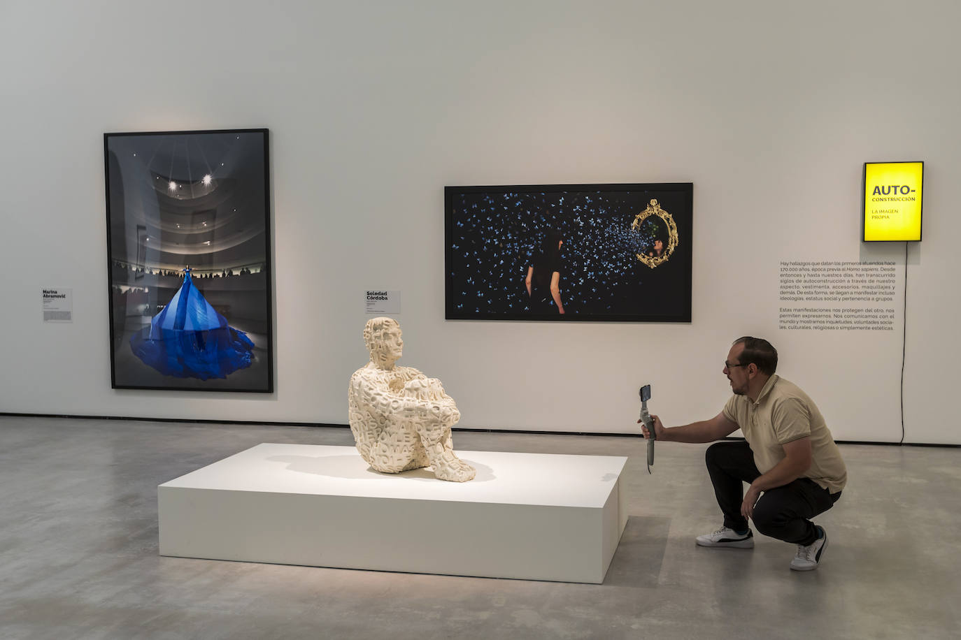 En primer término una escultira de Jaume Plensa y al fondo cuadros de Marina Abramovic y Soledad Córdoba