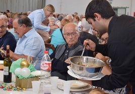 Imagen de archivo de una de las últimas comidas de hermandad celebradas en Piélagos.