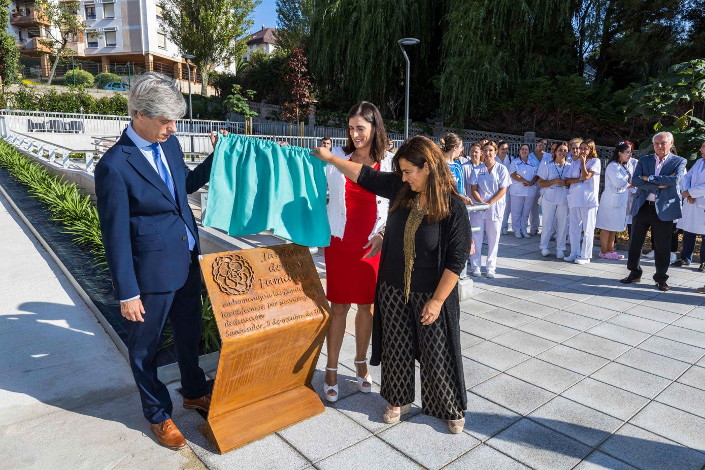 El gerente de Padre Menni, Carlos Pajares, acompañado en la inauguración de la consejera de Inclusión Social, Juventud, Familia e Igualdad, Begoña Gómez del Río, y la alcaldesa de Santander, Gema Igual.