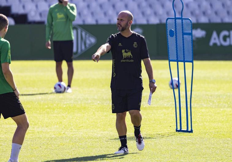 José Alberto López, sobre el césped de los Campos de Sport.