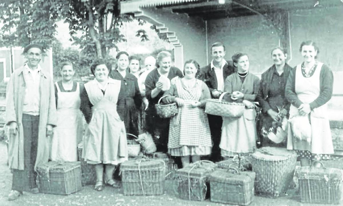 Renoveras pasiegas (vendedoras ambulantes) de Carriedo, Selaya o Aloños, en la Estación de Sarón.