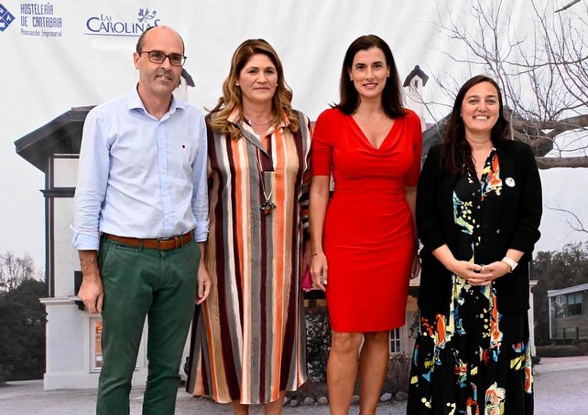 Imagen secundaria 1 - Arriba, Revuelta junto a la concejala Concha González; la delegada del Gobierno en Cantabria, Ainoa Quiñones; la secretaria de Organización del PSOE en Cantabria, Noelia Cobo, y la concejala Rosa Pereda. Abajo, el diputado popular Juan José Alonso; la alcaldesa de Santander, Gema Igual; y la concejala de Cultura de Santander, Noemí Méndez. A la derecha, con las exconsejeras Paula Fernández y Marina Lombó.