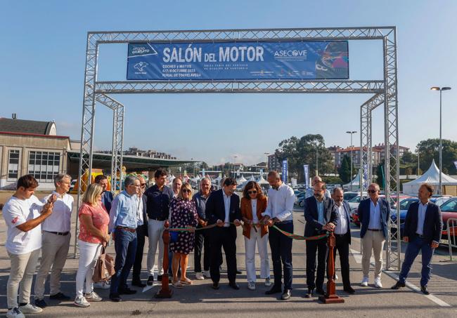 La presidenta de Asecove, Natalia de los Arcos, el alcalde, Javier López Estrada, y el director general de Comercio y Consumo, Rosendo Ruiz, entre otros responsables, se han encargado de inaugurar el evento este viernes por la mañana.