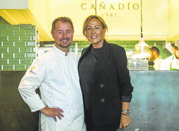 El chef Pedro J. Román y la propietaria del restaurante, Teresa Monteoliva, delante de la cocina.