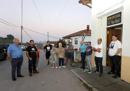 Vecinos y cazadores conversan antes de reunirse en el interior del centro cívico de La Montaña.