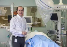 Ignacio del Moral, en una de las salas del Hospital Virtual en 2020.