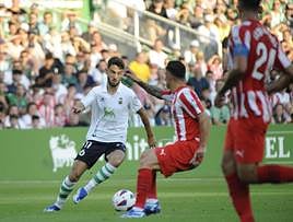 Andrés trata de superar a la defensa asturiana