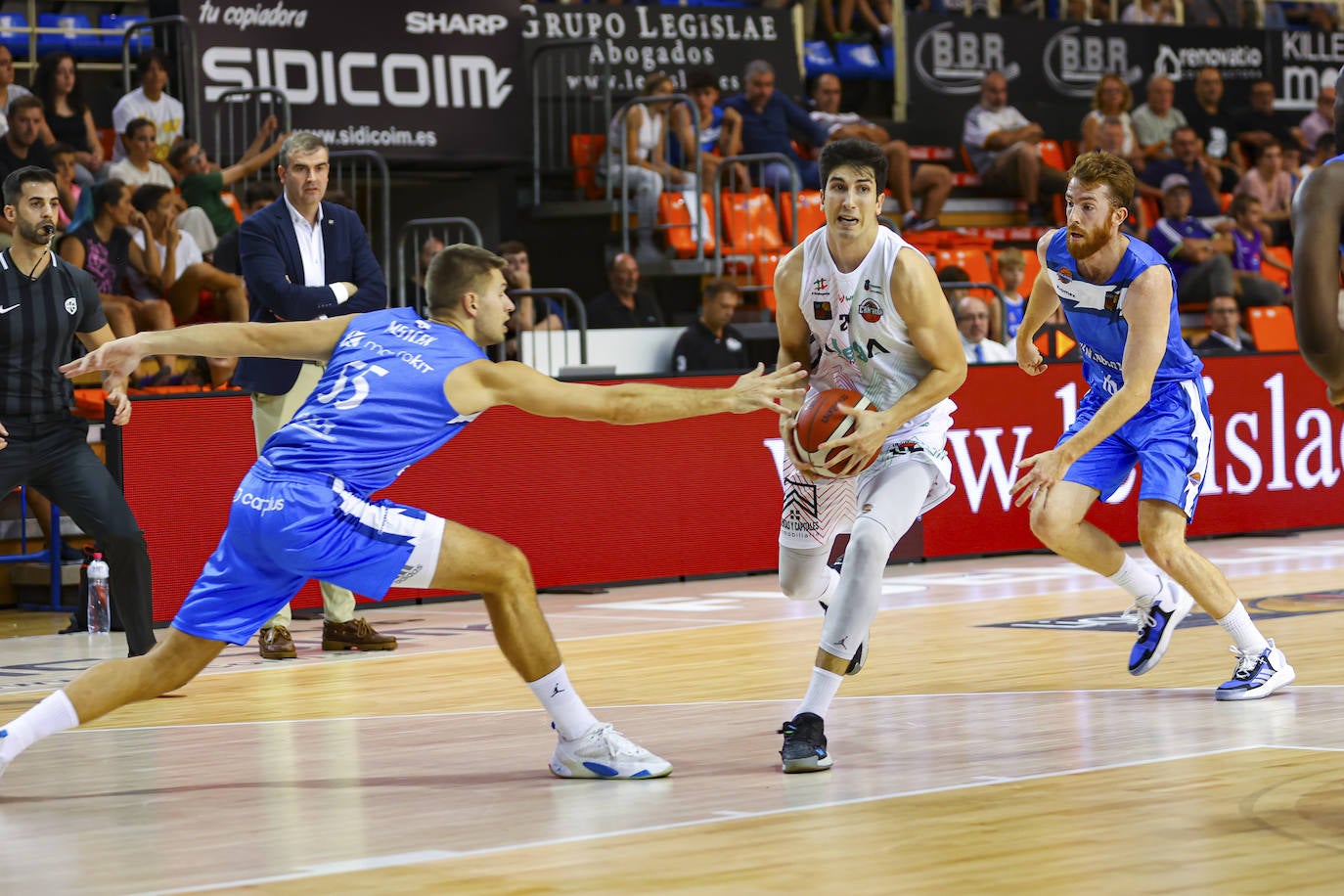 Marc Peñarroya, el fichaje más reciente del Alega, avanza con la pelota. 