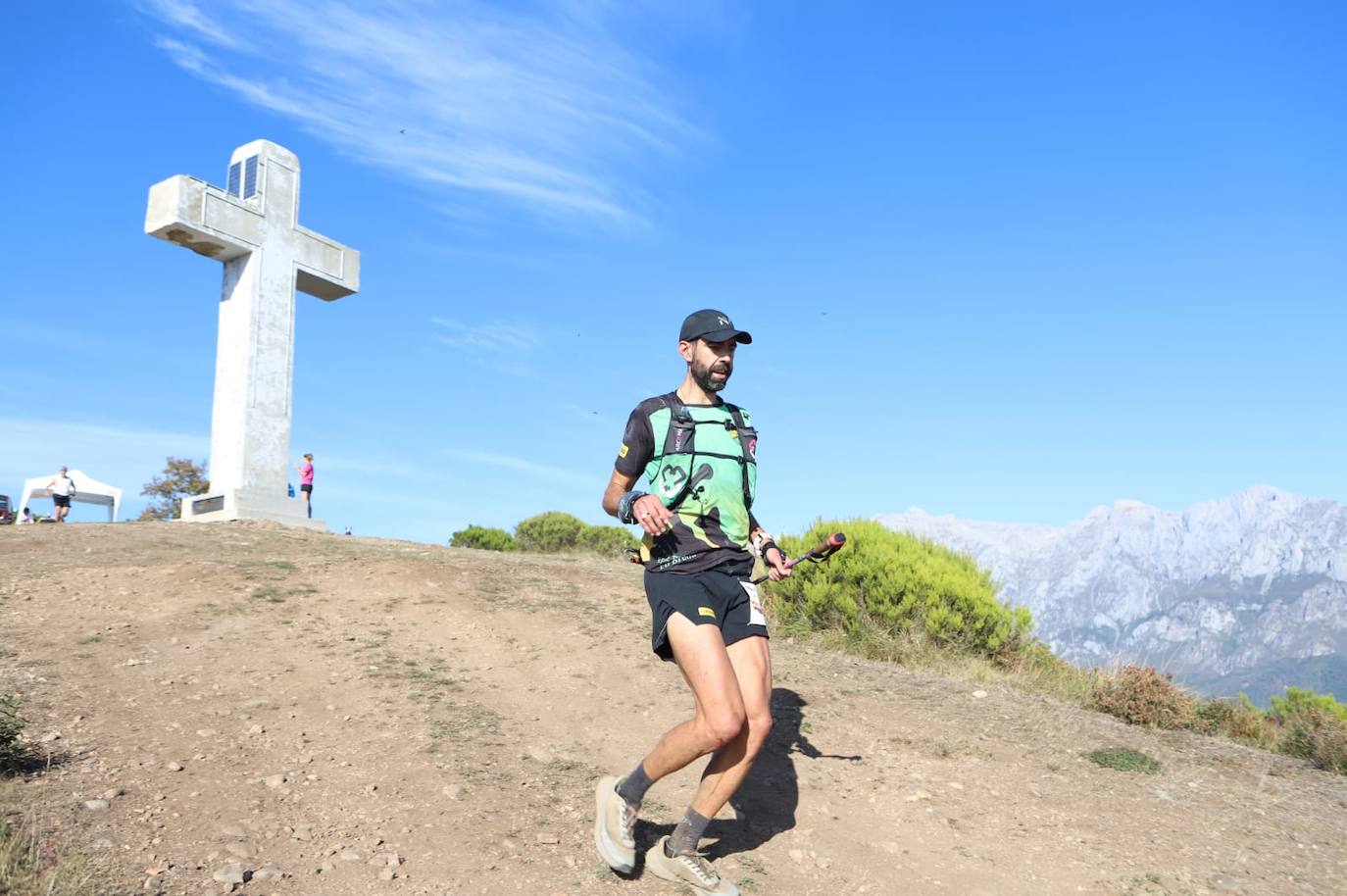 Fidel Fernández, a su paso por la Cruz de Viorna en los Picos de Europa