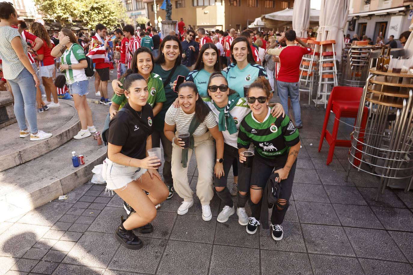 Un grupo de racinguistas posa en Cañadío junto a la hinchada asturiana.