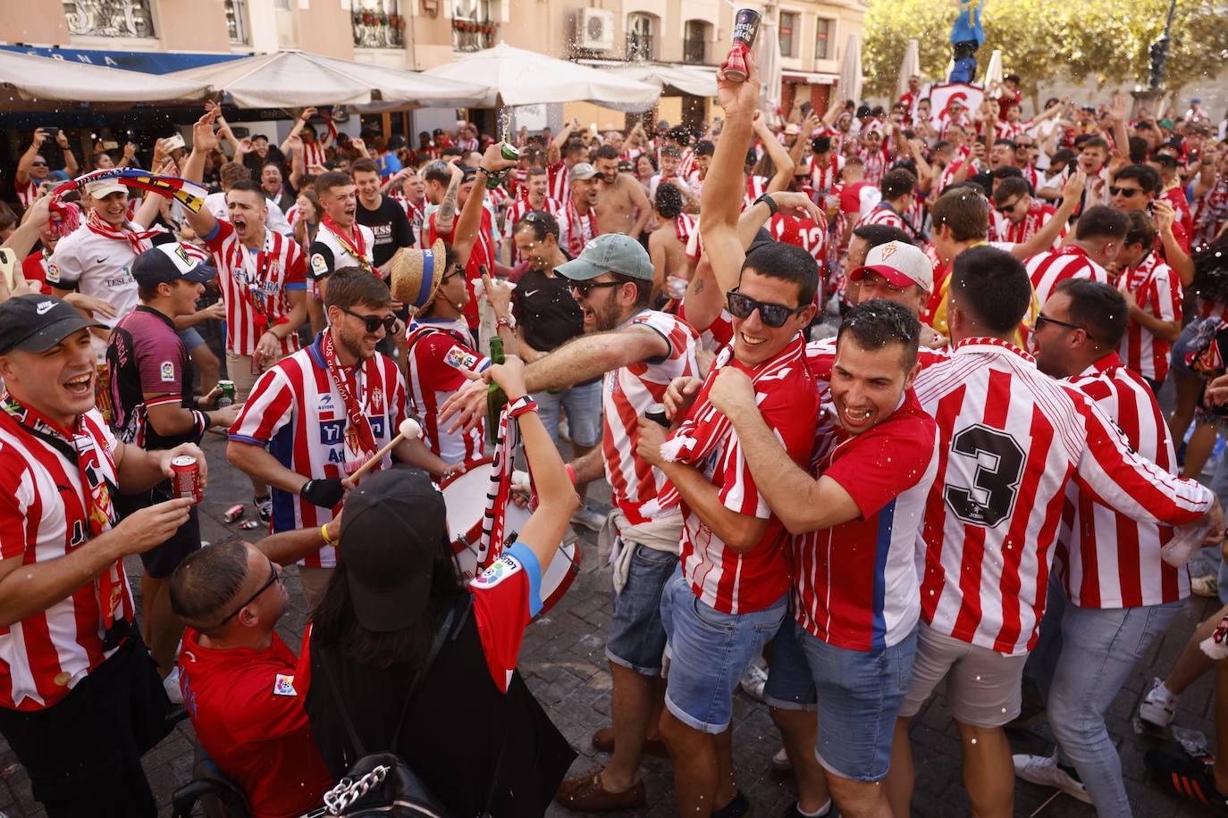 Miles de sportinguistas se han citado en Santander. Más de 4.000 con entrada y un buen número de acompañantes.