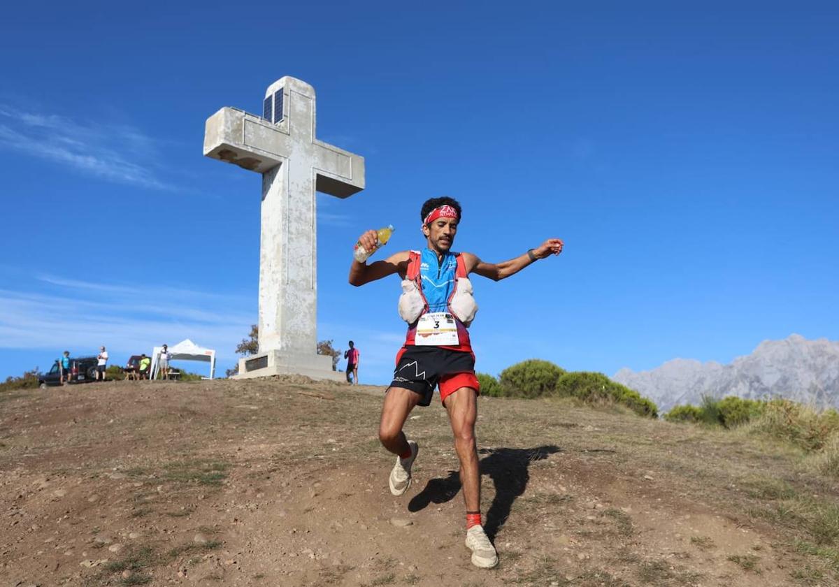 Zaid Ait Malek, ganador de la prueba, a su paso por la Cruz de Viorna en los Picos de Europa.