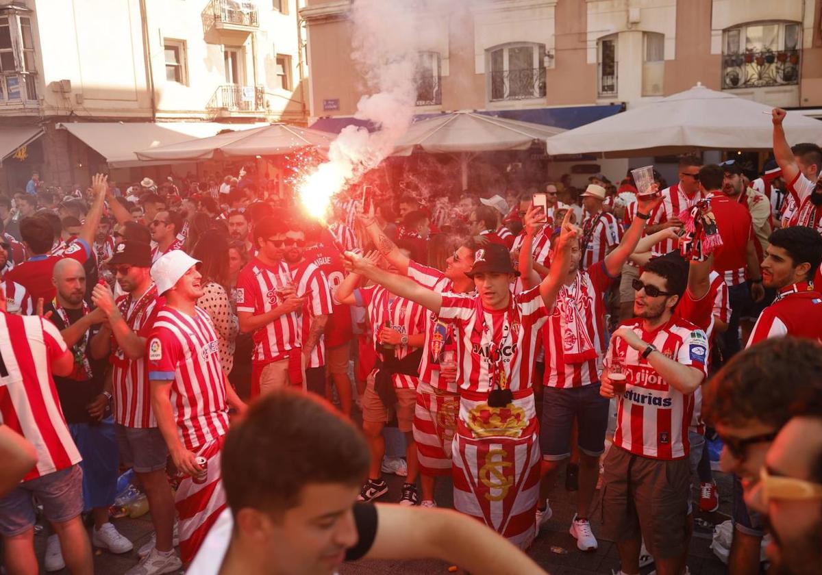 Aficionados del Sporting en Cañadío.