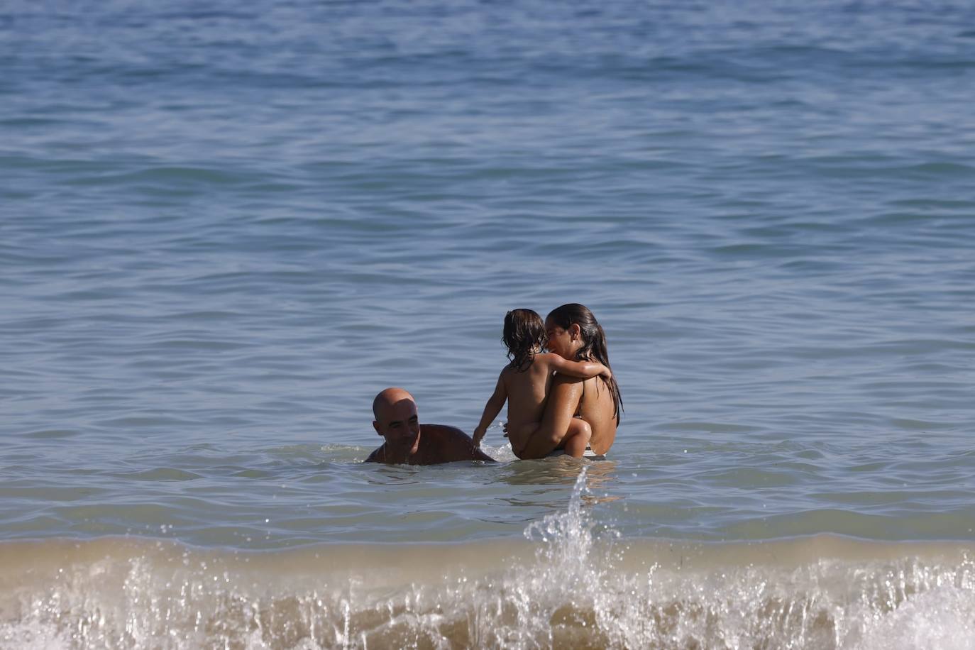 Las familias han aprovechado las altas temperaturas para pegarse un chapuzón.