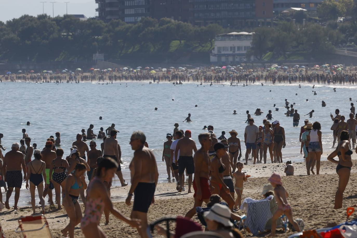 El Sardinero ha lucido este domingo como en plena temporada estival a 8 de octubre.