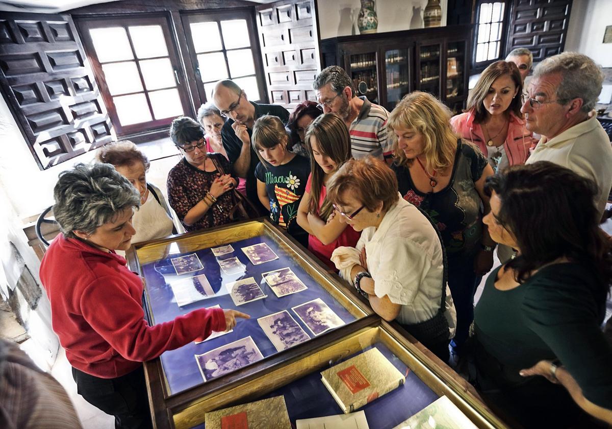 Un grupo de visitantes observa la documentación que atesora la Casona de Tudanca.