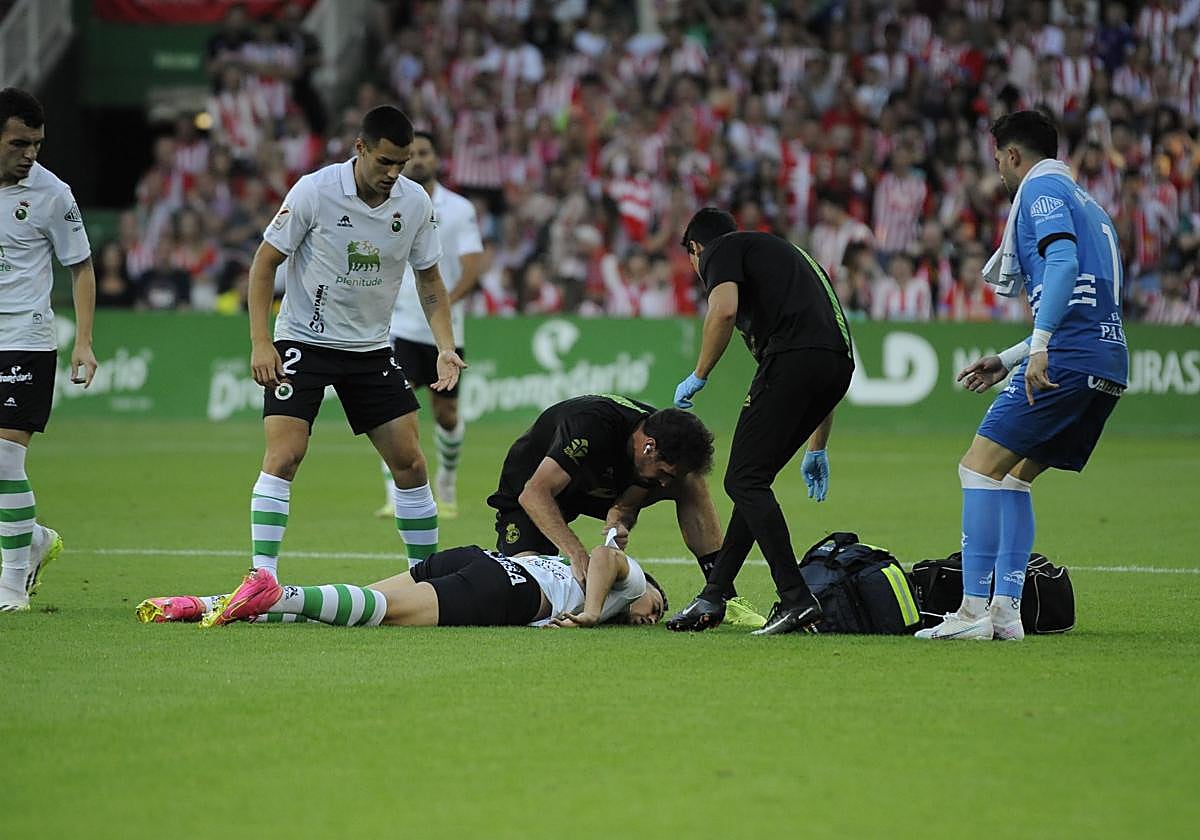 El doctor Fernández-Divar atiende a Arana tras su fuerte golpe en la cabeza.
