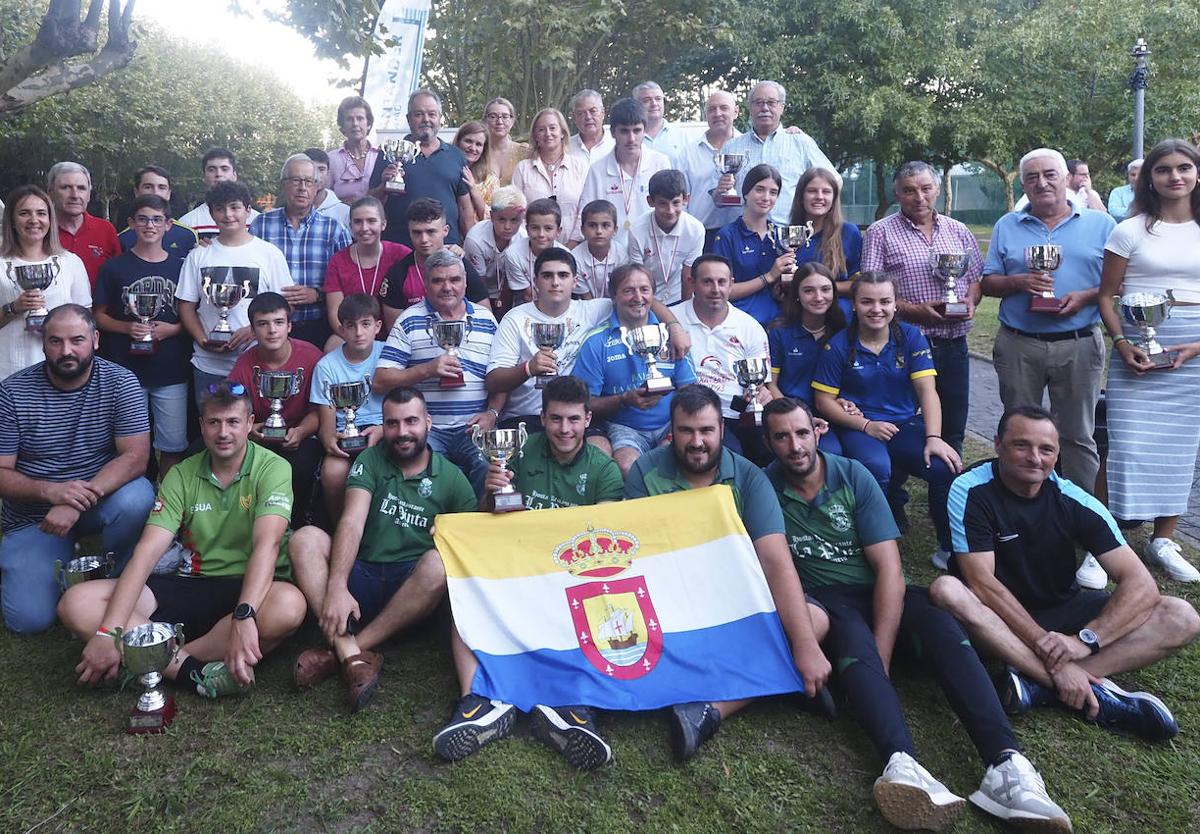 Los campeones de Liga recibieron los trofeos.