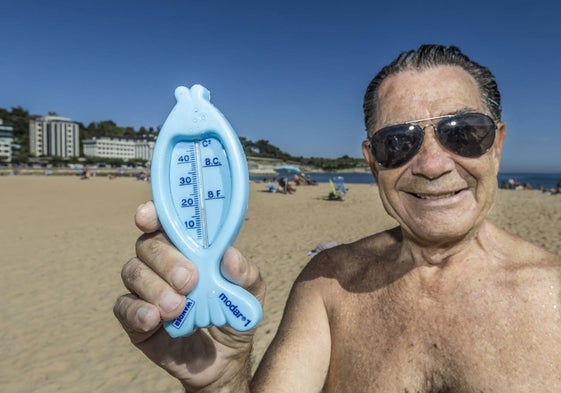 Francesco Calandra, con su termómetro de baño tras un chapuzón en el Sardinero.