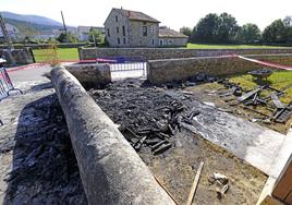 Imagen del estado en el que ha quedado el recinto donde se encontraba el material calcinado, justo al lado del Centro Cultural José Manuel de Monasterio.