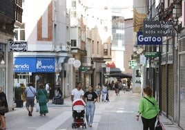 Vecinos caminan por la calle Serafín Escalante, uno de las arterias comerciales de Torrelavega.