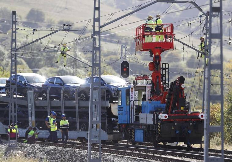 Imagen: Ténicos de Adif y Renfe trabajan este mediodía junto a las grúas en la zona donde descarriló el tren. Vídeo: José Carlos Rojo informa desde la zona del accidente.