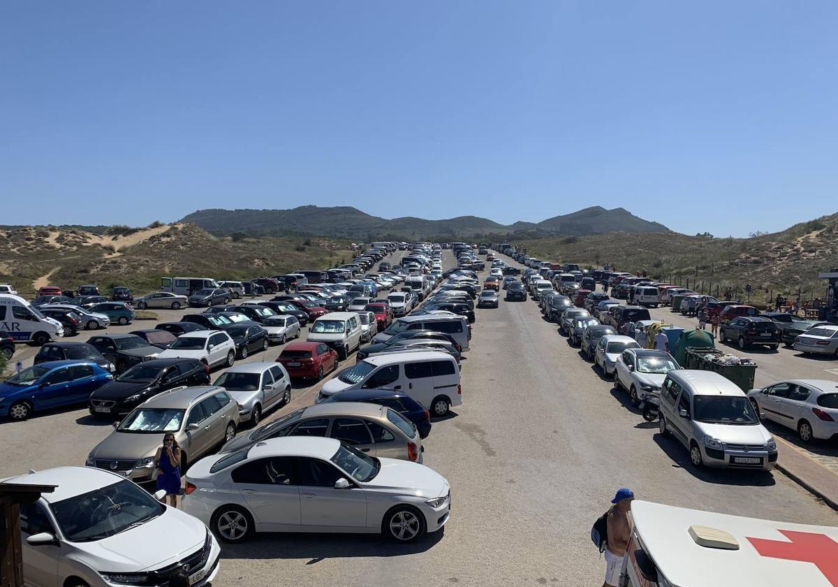 Aparcamiento de la playa de Valdearenas que se quiere suprimir por Costas.