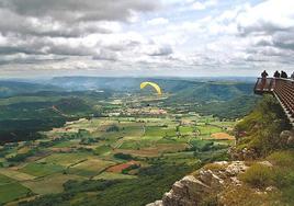 Imagen de la zona en la que ha fallecido el cántabro Nacho Basterrechea mientras volaba en parapente próximo al mirador de Valcabado.