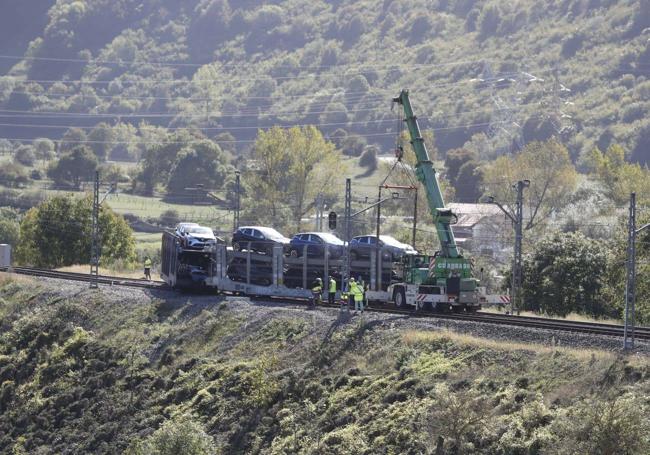 La grúa sigue trabajando en la zona poco antes de las dos de la tarde.