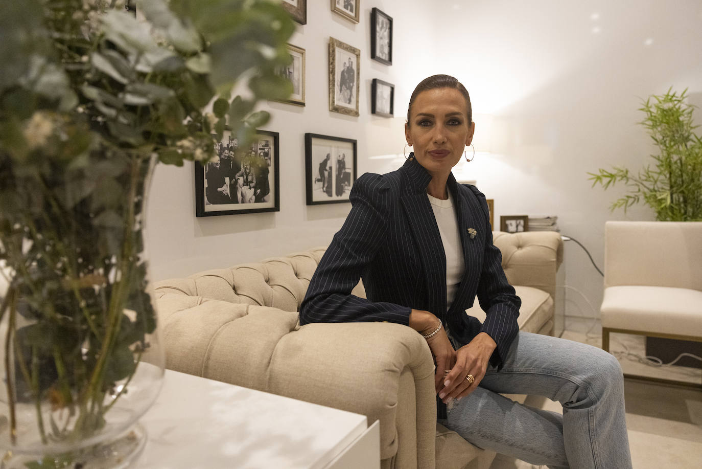 Nieves Álvarez, este martes, en El Corte Inglés de Santander, siendo la primera vez que viene a Cantabria a trabajar. «Siempre he venido de escapada con amigas. Me encanta comer en La Bombi, pasear por El Sardinero y he estado varios años en la semana de fiestas, pero nunca por motivos laborales…», decía haciendo memoria y recordando que de niña estuvo con sus padres en Santillana del Mar. 