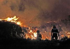 Imagen de archivo de unos bomberos extinguiendo un fuego en Bárcena Mayor.