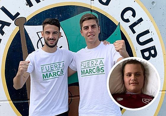 Adrián e Íñigo posando en en las Instalaciones de La Albericia el pasado 21 de septiembre con la camiseta 'Fuerza Marcos' que días después lució al saltar al campo el equipo titular del Racing en el partido ante el Albacete Balompié en el Sardinero.