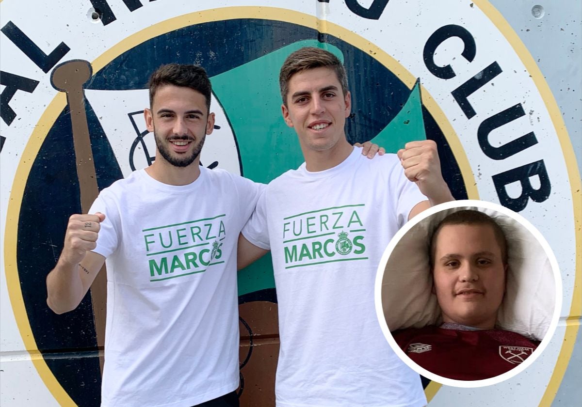 Adrián e Íñigo posando en en las Instalaciones de La Albericia el pasado 21 de septiembre con la camiseta 'Fuerza Marcos' que días después lució al saltar al campo el equipo titular del Racing en el partido ante el Albacete Balompié en el Sardinero.